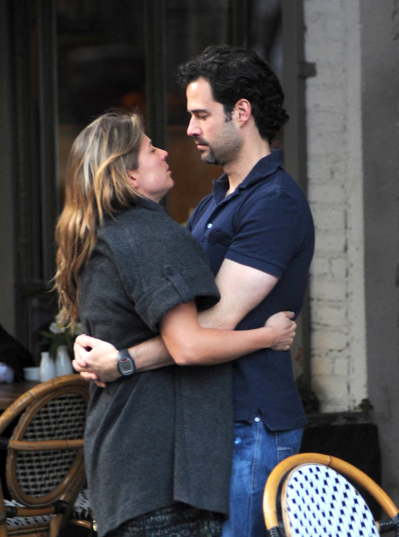 En junio el escándalo siguió después de que salió a la luz un video en donde el hijo del expresidente mexicano Carlos Salinas de Gortari 
<a href="https://www.youtube.com/watch?v=mFmoaSvOP1c" target="_blank">aparece bailando</a> en una celebración en honor de Keith Raniere, el líder de la secta.