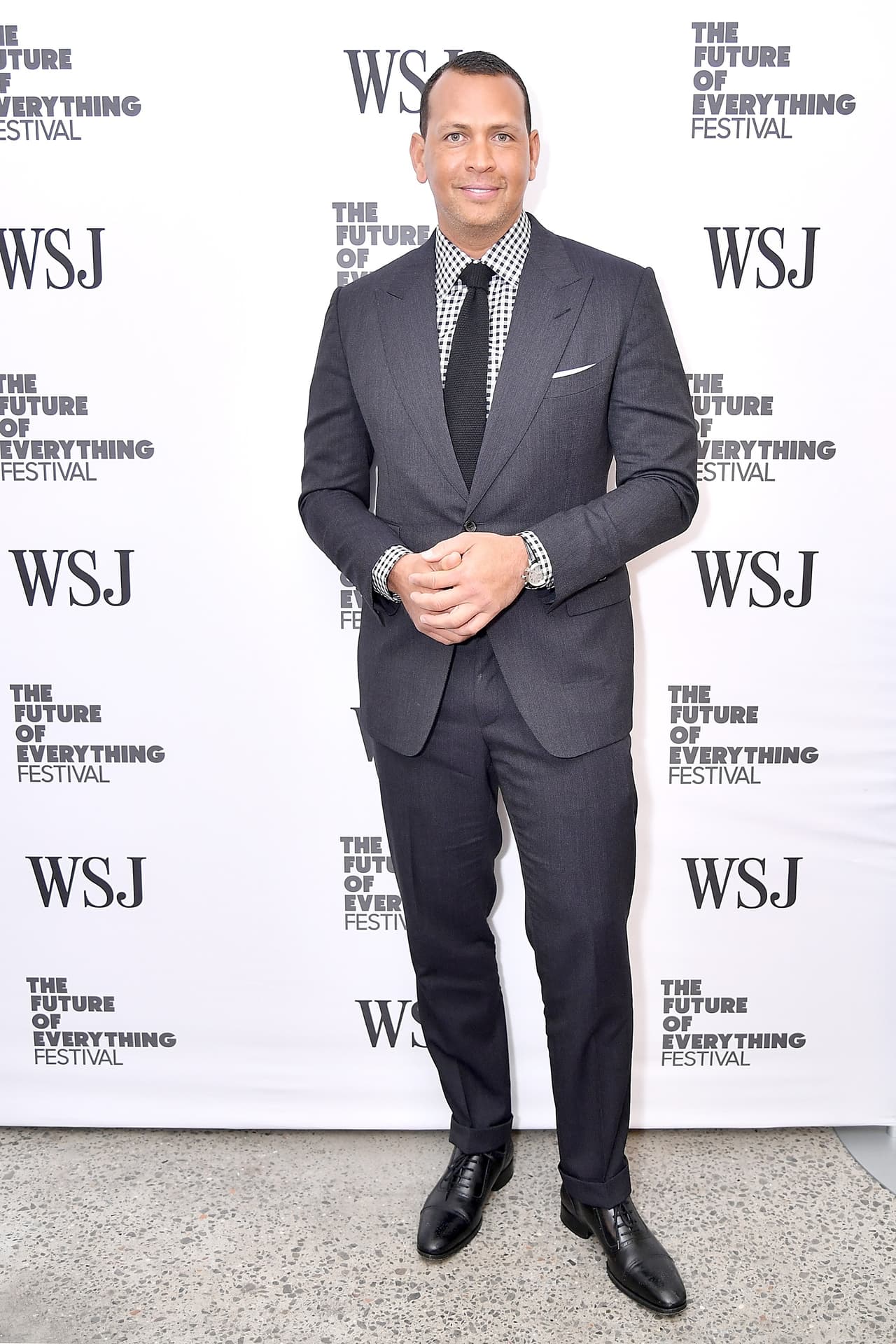 En cambio, su prometido, 
<b><a href="https://www.univision.com/famosos/a-rod-ya-no-es-solo-el-macho-bello-de-jlo-asi-le-grita-al-mundo-que-es-my-macho-fotos" target="_blank">Alex Rodríguez</a></b>, le saca gran ventaja con 6’2” (1.90). 
<br>