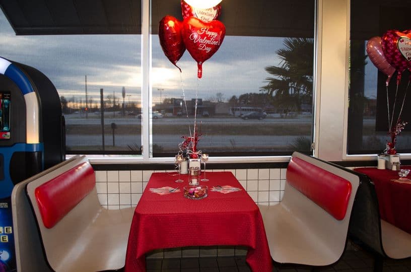 <b><a href="https://www.wafflehouse.com/valentines-day-locations/">Romantic Valentine’s Dinner at…Waffle House (14 de febrero)</a></b>. Por decimoquinto año, los restaurantes selectos de Waffle House están haciendo todo lo posible y preparando el escenario para una velada romántica de San Valentín, completa con manteles blancos, velas y música suave para la cena.