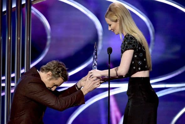 Ganó Iggy Azalea e hincadito le entregó el premio Dax.