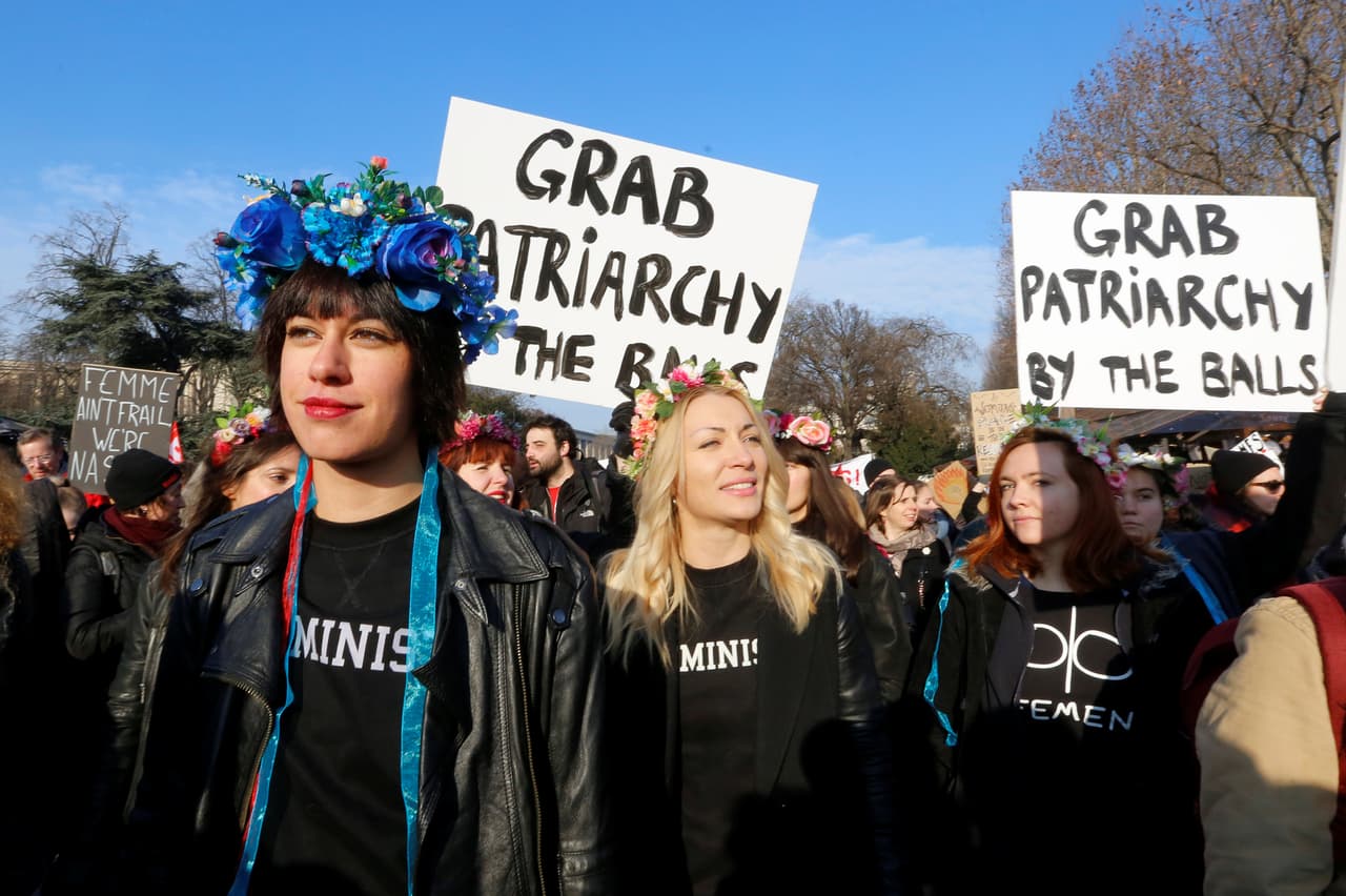 Estas mujeres marchan en París, Francia con pancartas que emulan el sexismo con el que Trump se ha referido a las mujeres para pedir el sometimiento de los patriarcados en este día en el que la Marcha de las Mujeres recorre el mundo.