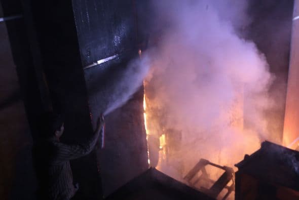 Algunos entraron con extintores y garrafones con agua.