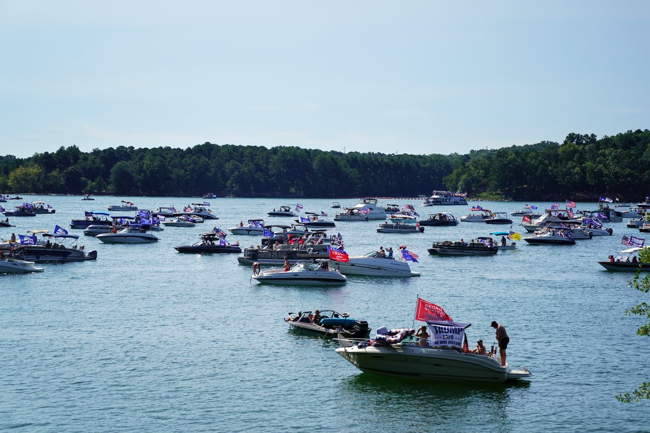 Dustin Melton, el bombero de Gainesville y residente de Cornelia que organizó el evento, estimó que entre 2,300 y 2,400 botes se presentaron para participar, según los casi 1,700 botes que respondieron a una solicitud de RVSP, así como los 500 a 600 botes que, según él, aparecieron.