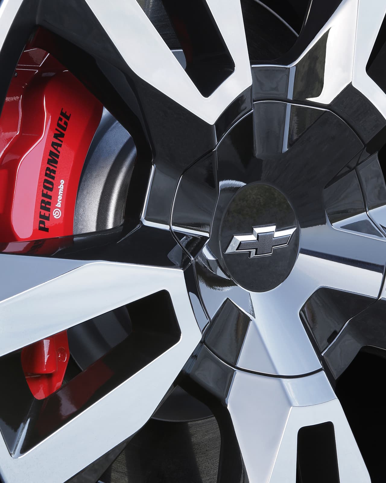 También está disponible un paquete de frenos Brembo de seis pistones de alto desempeño con cálipers de aluminio.