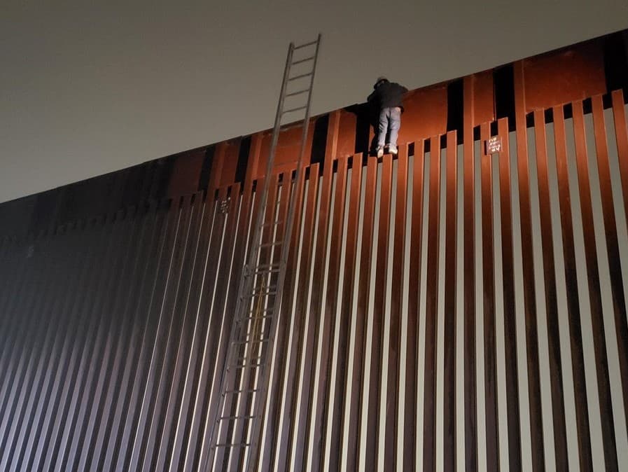 📷 Abandonado sobre la barrera fronteriza o metidos en una maleta: la crueldad de los coyotes durante la pandemia 