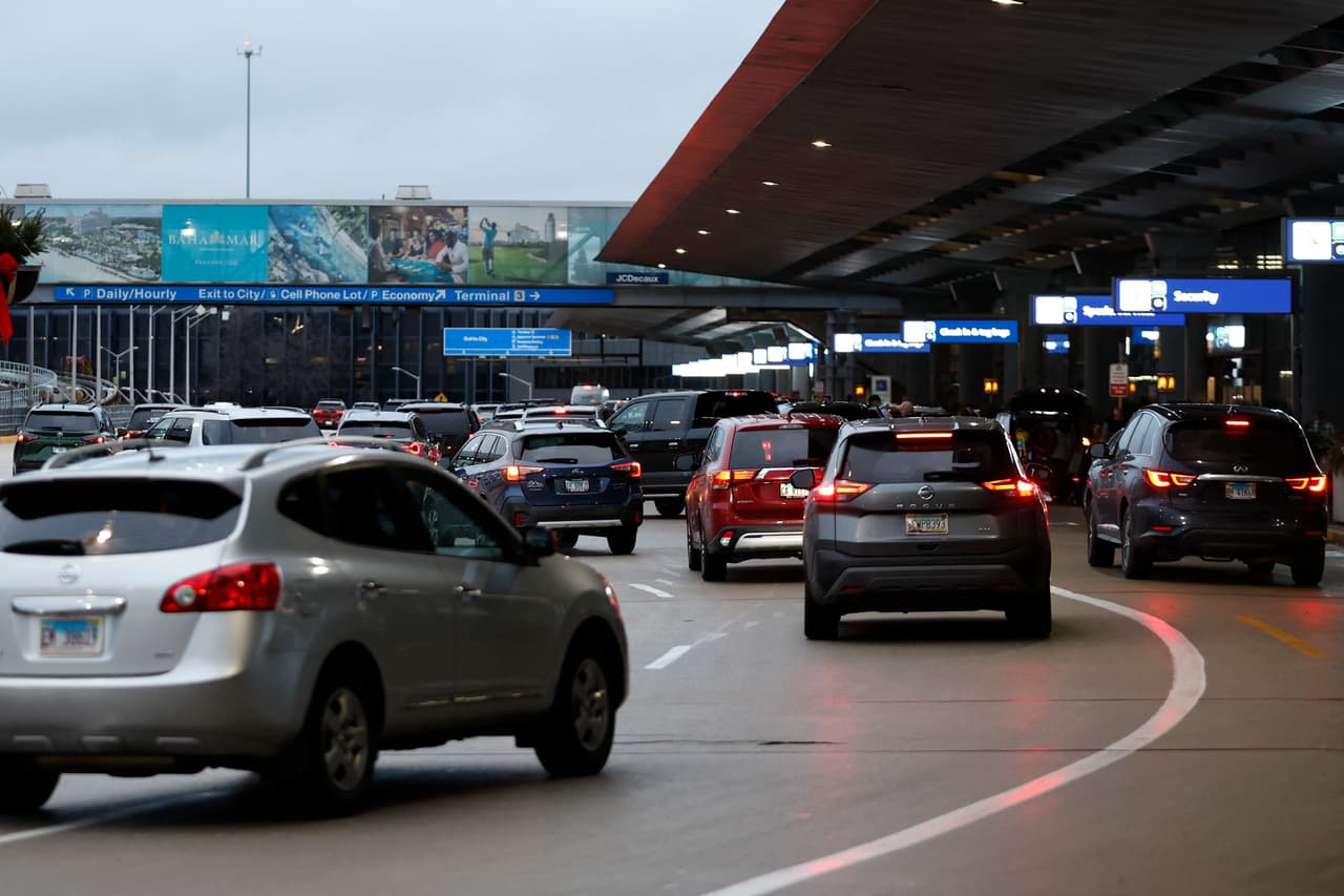 Operativo deja 11 migrantes detenidos en el Aeropuerto O’Hare de Chicago; hay varios conductores de aplicación