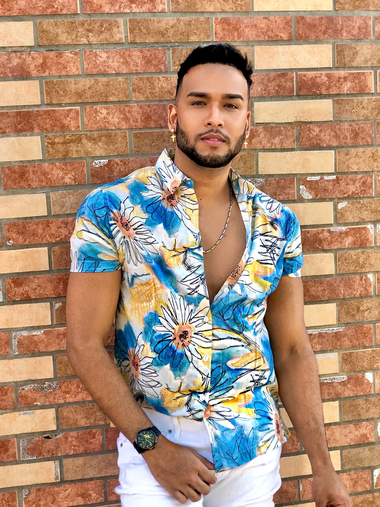 Wilmer, 26 años, República Dominicana. Trabaja en el sector hospitalario y ama el karaoke.