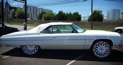 En fotos: Roban auto clásico y buscan a los sospechosos.Los detectives de la División Westover del Departamento de Policía de Charlotte-Mecklenburg están solicitando la asistencia del público para identificar la participación de los sospechosos en el robo de un auto clásico. De acuerdo a la policía, un sospechoso cortó la cerradura de una cerca y robó un remolque que contenía un Chevy Caprice 1975 (el vehículo había sido personalizado). El tráiler tiene ruedas antideslizantes rojas en la parte trasera. El vehículo sospechoso es un Chevrolet de color blanco con etiquetas adhesivas en la parte superior derecha y en la parte superior izquierda de la ventana trasera. El vehículo tiene daños en la salpicadera delantera derecha y tiene llantas negras. La policía indica que el sospechoso estaba vestido de negro con la cara cubierta y con guantes. Cualquier persona con información sobre este incidente o con la capacidad de identificar al sospechoso, al remolque o al vehículo que se muestra a continuación debe llamar al 911. El público también puede dejar una sugerencia anónima llamando a Crime Stoppers al 704-334-1600 o visitando su sitio web enhttp://charlottecrimestoppers.com/