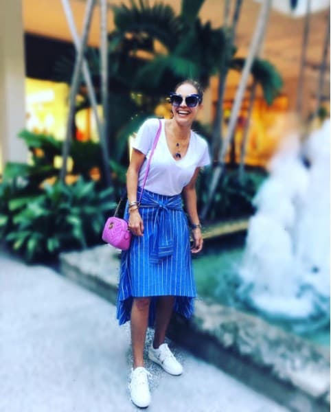 "Este verano las faldas-camisa están súper de moda! Son coquetas y cómodas! Las puedes usar con tacón o con tenis!!!", son las recomendaciones de Karla.