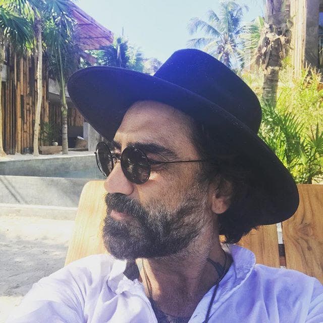 Cuando está lejos de los escenarios, el cantante tapatío gusta dejarse la barba y el cabello largo.