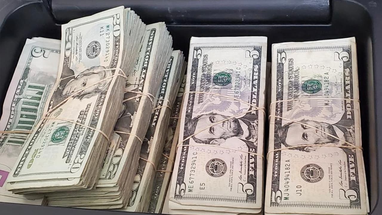 Dos guardias fueron arrestaron durante la operación.