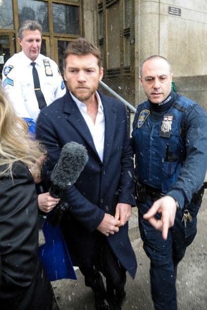 El actor australiano Sam Worthington acudió a una corte de Nueva York después de que fue acusado de golpear en la cara a un fotógrafo (paparazzi). De acuerdo a Worthington el paparazzi intentó tropezar a su novia Lara Bingle de 26 años. 