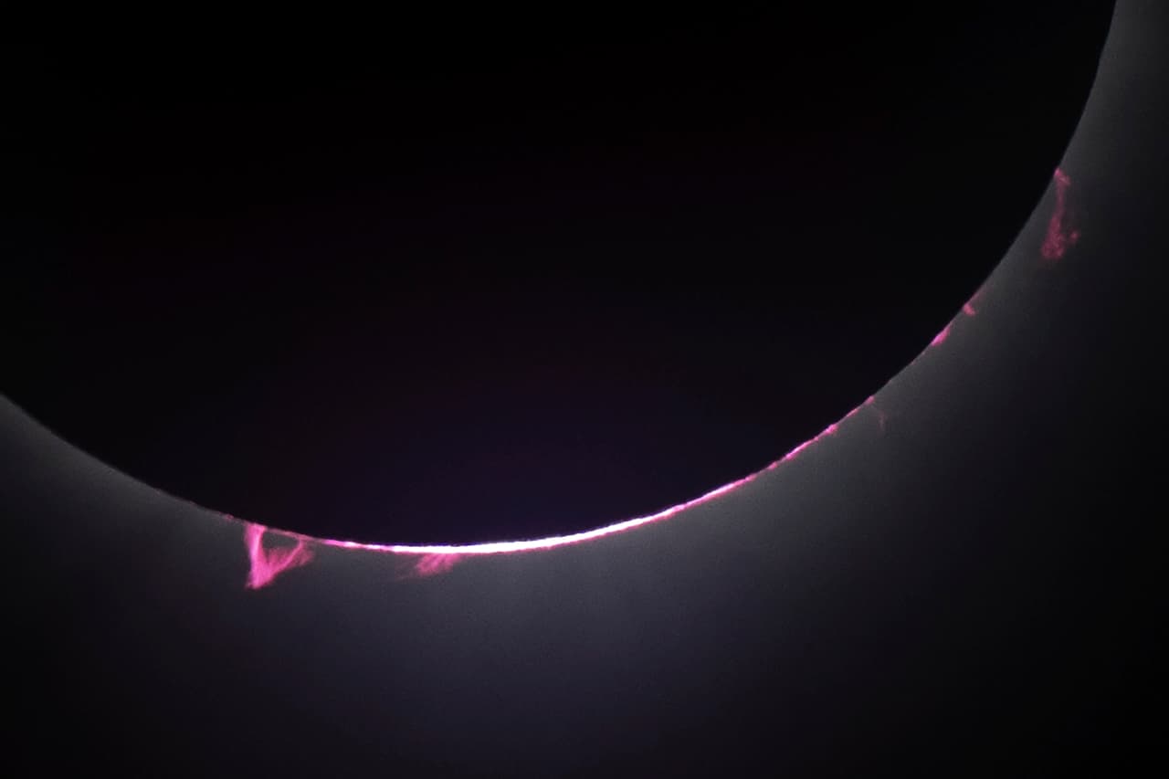 En esta fotografía sobresalen algunas erupciones solares mientras la luna cubre el sol. Esto fue captado el 
<b>eclipse solar total visto desde Progressive Field en Cleveland</b> el lunes 8 de abril de 2024.