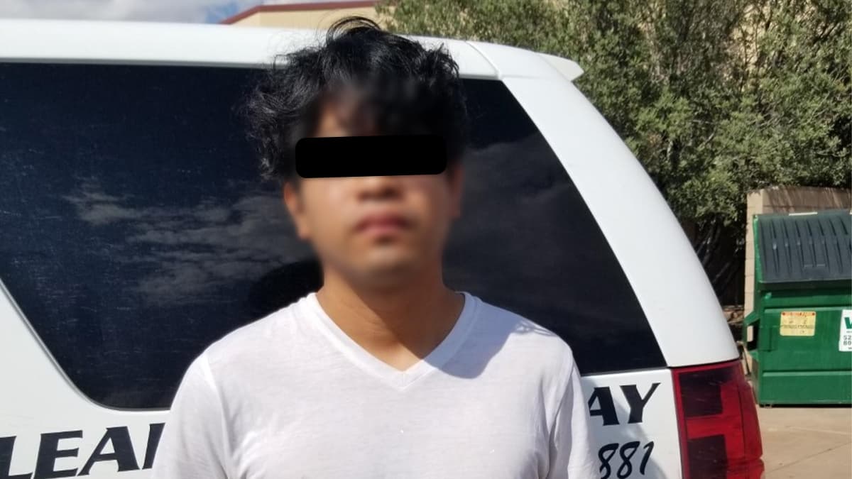 Agentes de la estación de Douglas arrestaron a un migrante mexicano después de que cruzó ilegalmente la frontera. El migrante tiene una orden judicial en Texas por no comparecer y anteriormente fue acusado de agresión sexual a un menor. El hombre que no fue indentificado fue entregado a la oficina del sheriff del condado Cochise para que sea extraditado a Texas.