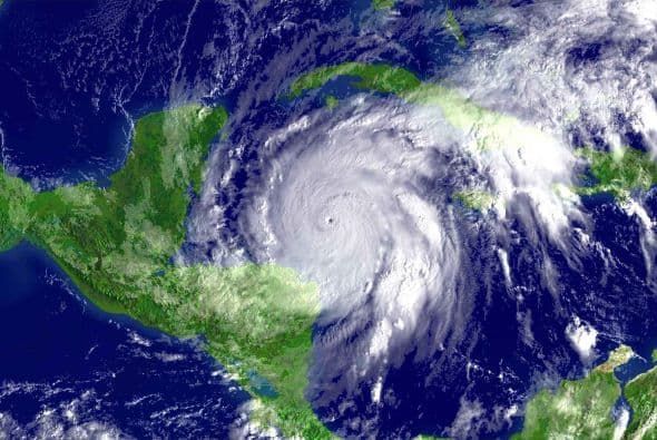 En ese mismo año, México también fue devastado por el potente huracán Wilma, el más intenso registrado en el Atlántico y que pasará a la historia por haber prácticamente destruido el balneario mundialmente conocido de Cancún.