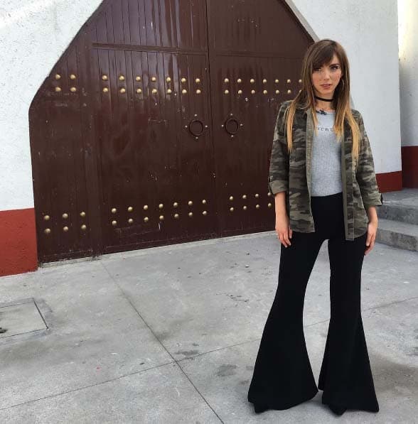 ¡Natalia nos muestra cómo lo vintage se ve divino! Estos pantalones acampanados están increíbles.