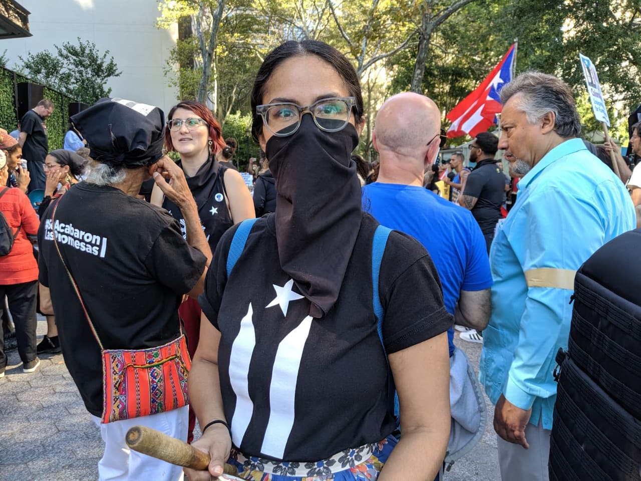 La activista Rebel Betty portando una camiseta con la emblematica bandera de Puerto Rico en negro y blanco, en simbolo de portesta.