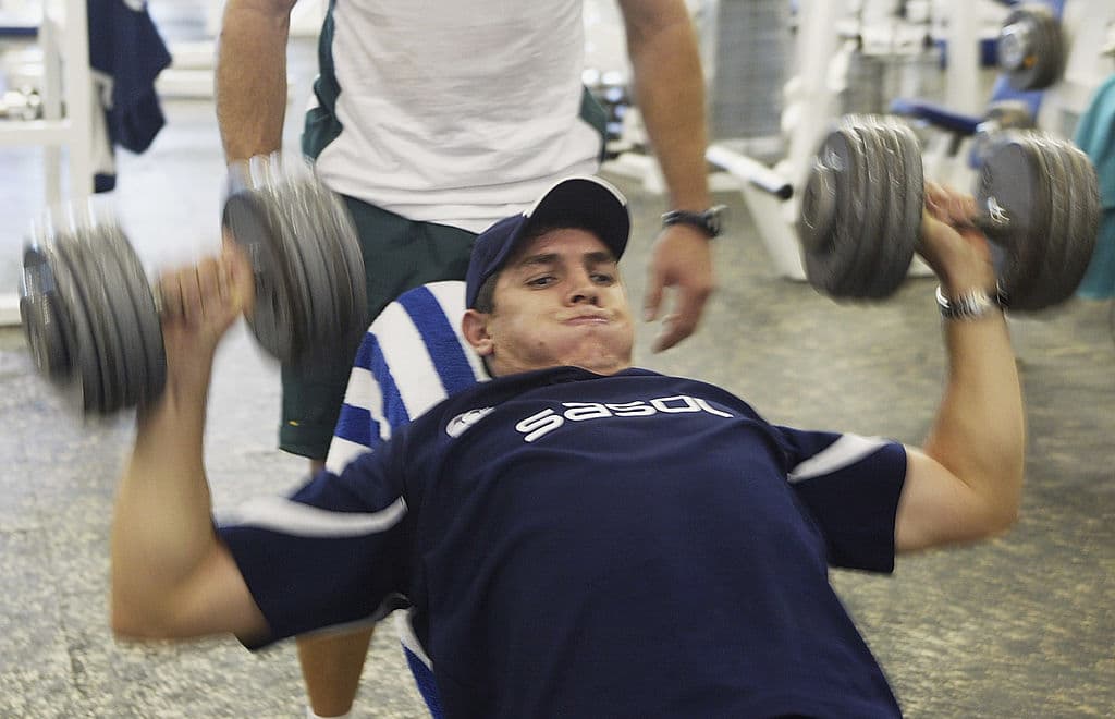 Chico levantando pesas