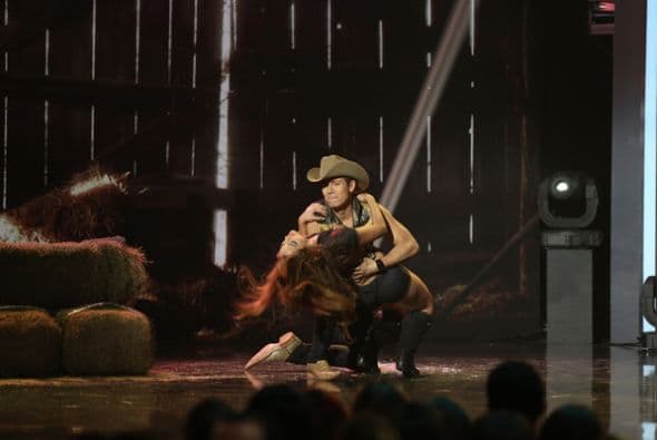 Cynthia y el finalista de Va Por Ti, Fernando Corona, se movieron al ritmo de regional mexicano. Cynthia se lastimó durante los ensayos de este baile. Sin embargo, en la gala estuvo perfecta. 