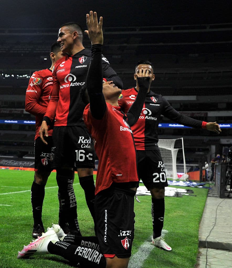 Angulo (9’) abrió el marcador y Santamaría (38’) emparejó los cartones. ‘Cabecita’ Rodríguez (67’, 79’) sentenció el resultado con dos tremendos golazos. Caraglio (90+6’) marcó desde los once pasos para cerrar el marcador 3-2. Cruz Azul y Atlas acumulan 30 y 18 unidades, respectivamente.