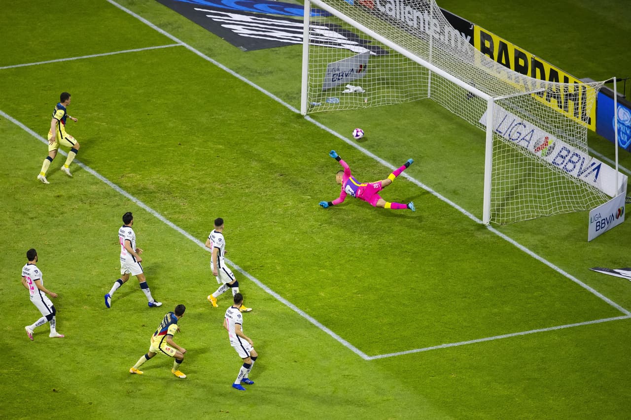 Las Águilas mantenían la posesión del esférico, pero no tenían profundidad.