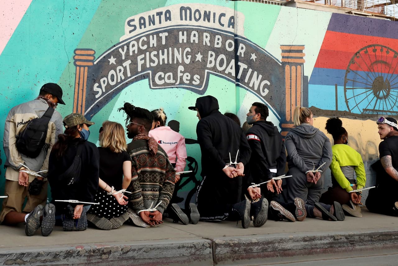 Los actos vandálicos no solo se realizaron en la zona comercial, sino también llegaron a la escuela preparatoria de Santa Monica en donde un grupo de sospechosos se preparaba a entrar y destruir el edificio, de acuerdo con la policía de Santa Monica.