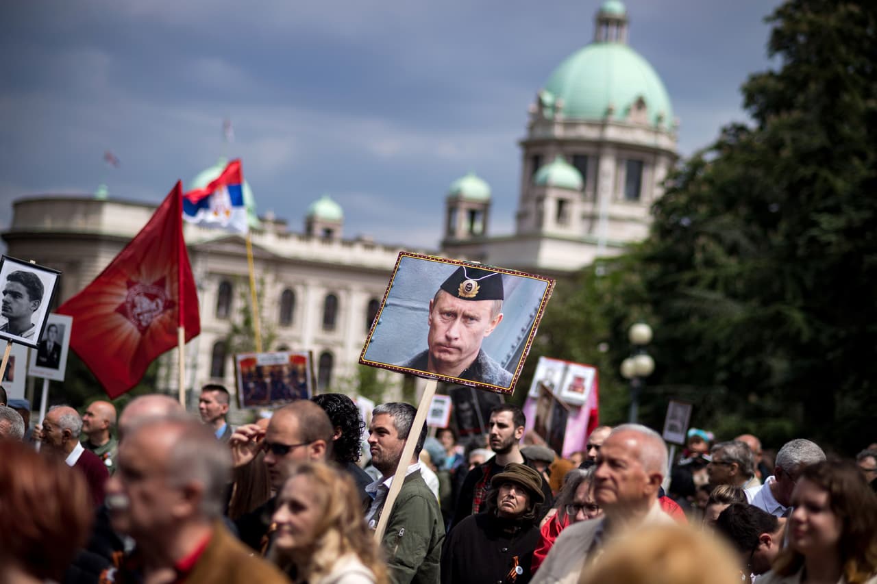 Un retrato de Vladimir Putin en la celebración del Día de la Victoria en Belgrado, Serbia, país que fue parte de la antigua Yugoslavia comunista, que pese a su independencia de Moscú estaba dentro de la esfera de influencia soviética posteerior a la guerra..