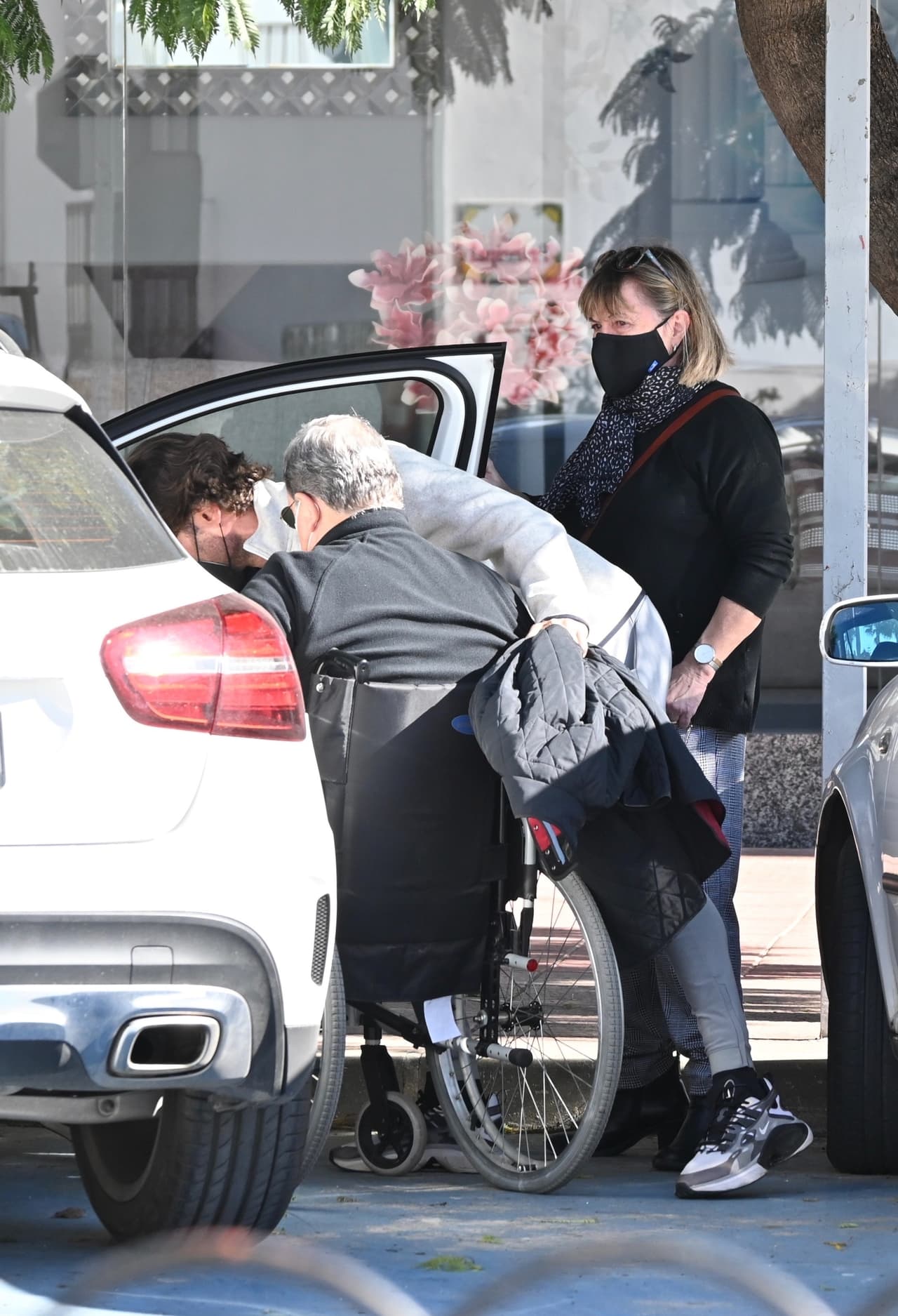 Gracias a la rehabilitación y a los cuidados de su esposa y de sus hijos, ya recupera gradualmente la movilidad. 
<br>