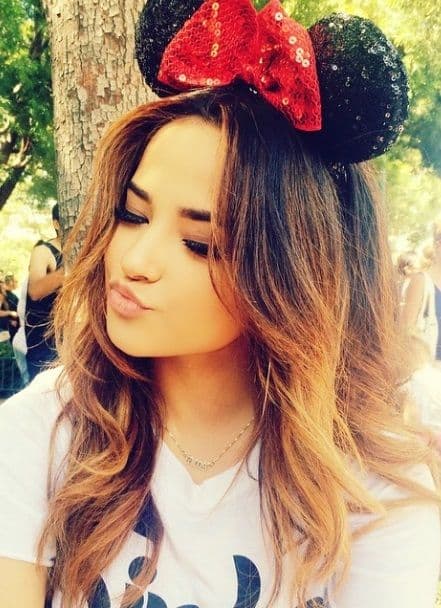 Tampoco dejó pasar la oportunidad para posar como Minnie Mouse pero dando besito tan lindo.