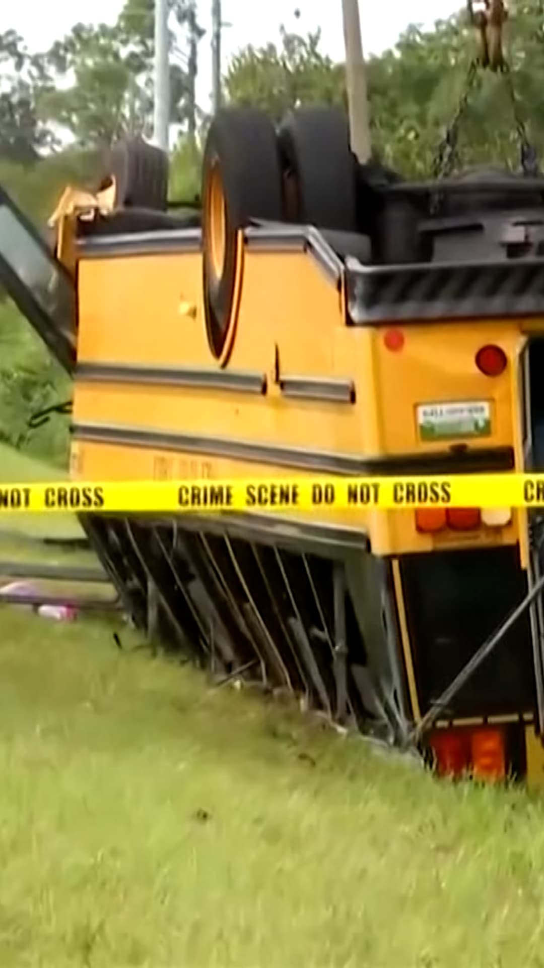 Un autobús escolar se vuelca en Florida y deja dos muertos