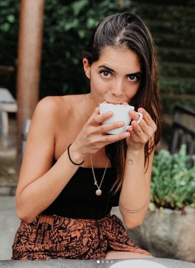 “Amo mis cicatrices, cada una de ellas guarda una historia y un aprendizaje. Reconozco cada caída y honro el haberme levantado. Cuando nos damos cuenta de que somos dueños de nuestra libertad... dejamos de caminar y comenzamos a volar”, escribió junto a la imagen.
<br>