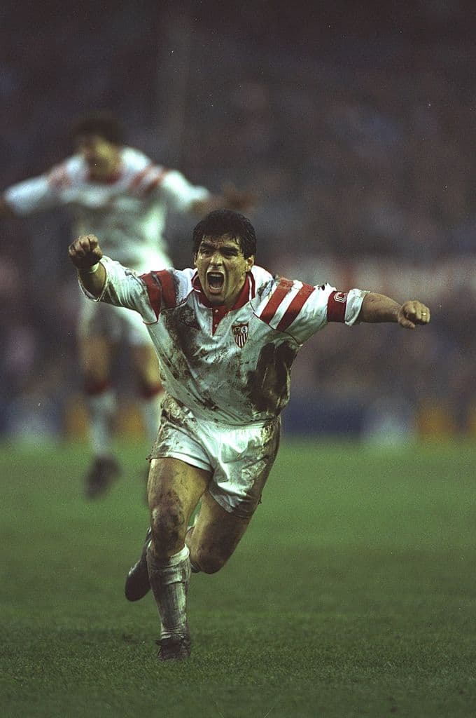 Diego Armando Maradona derrochó talento en Sevilla; la fotografía es de 1993.