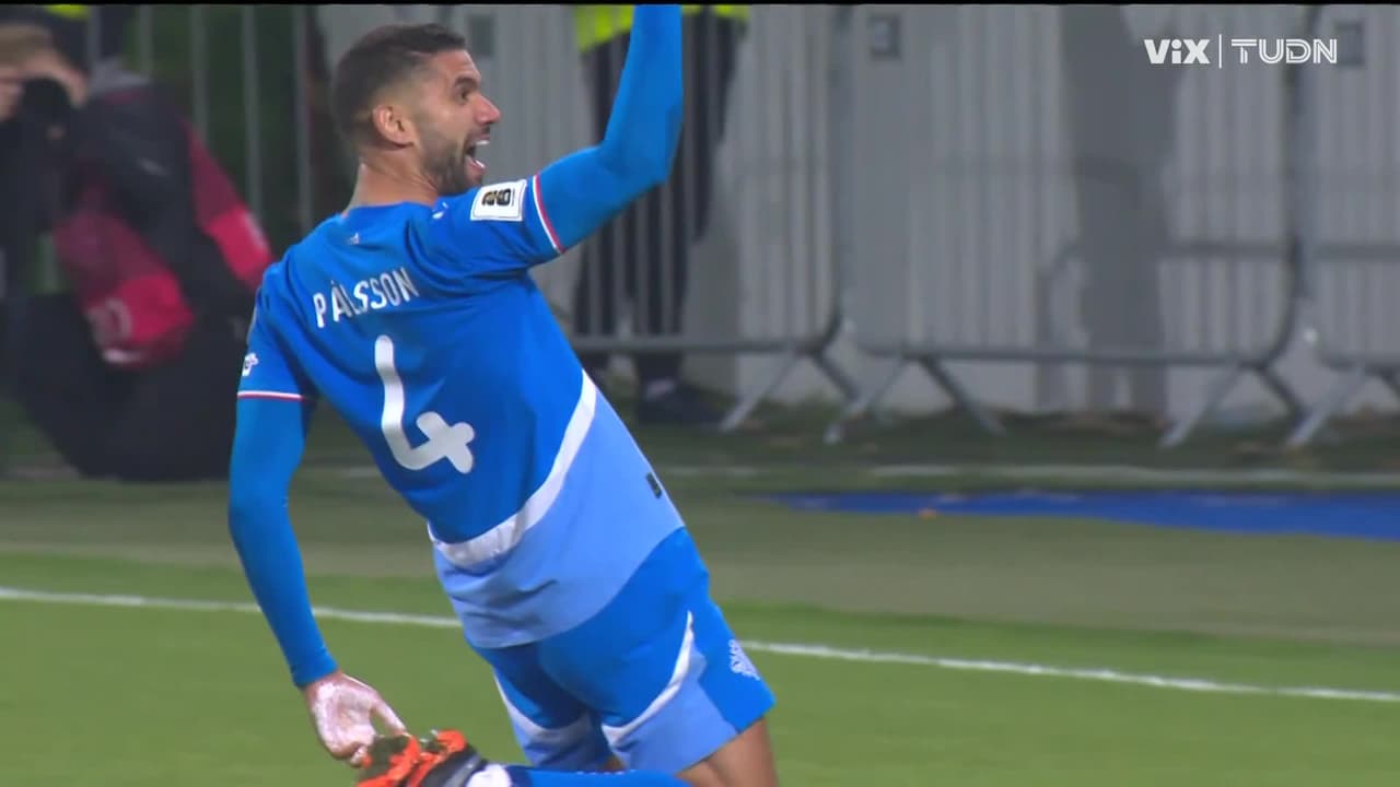 ¡Polémico gol de Islandia! Pálsson empuja a Koné y abre el marcador