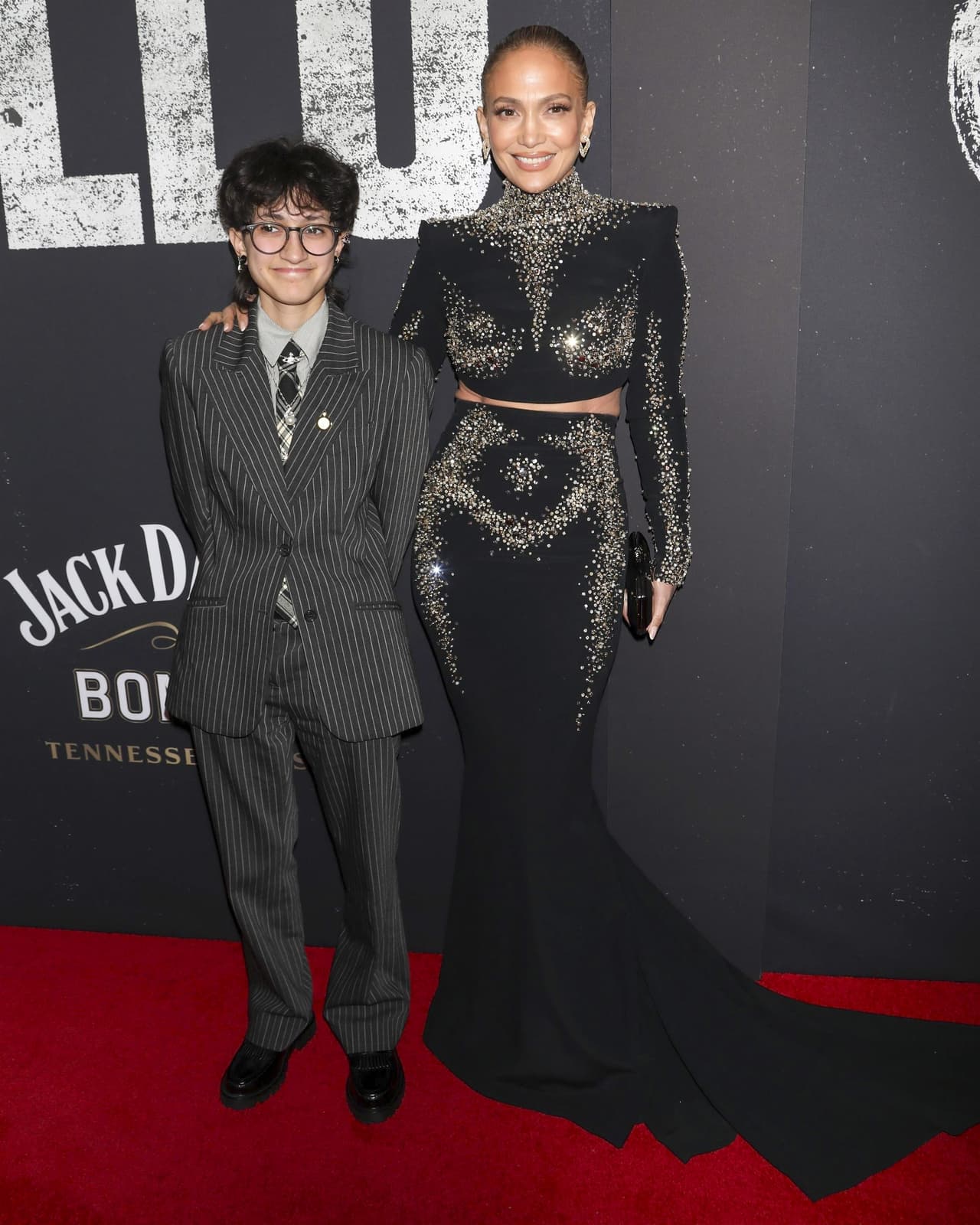 Emme, hija de JLo, se luce en estreno con un elegante traje.