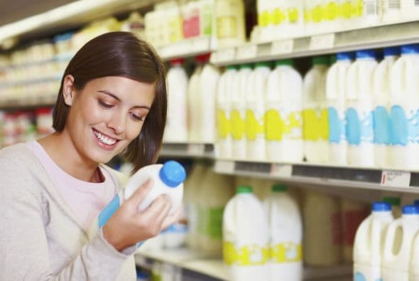 Elige con atención. En el mercado, prevalecen las leches fortificadas con calcio y vitamina D.