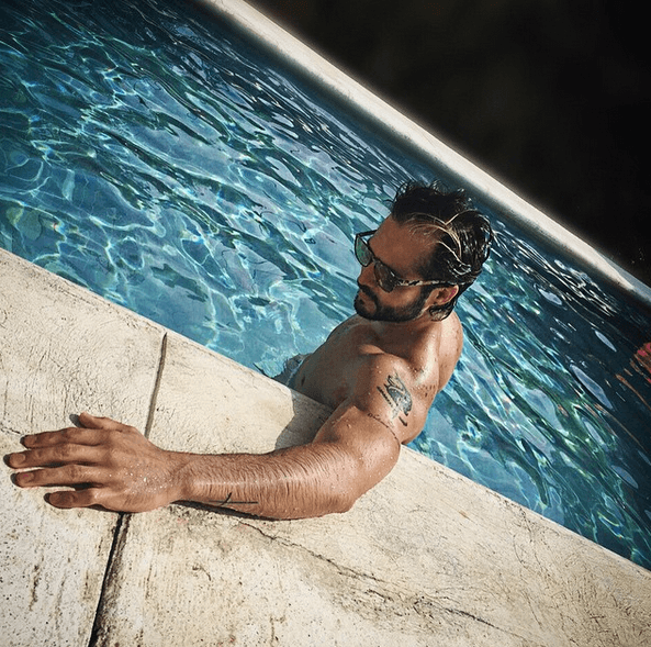 ¡Es todo un galán de telenovela!