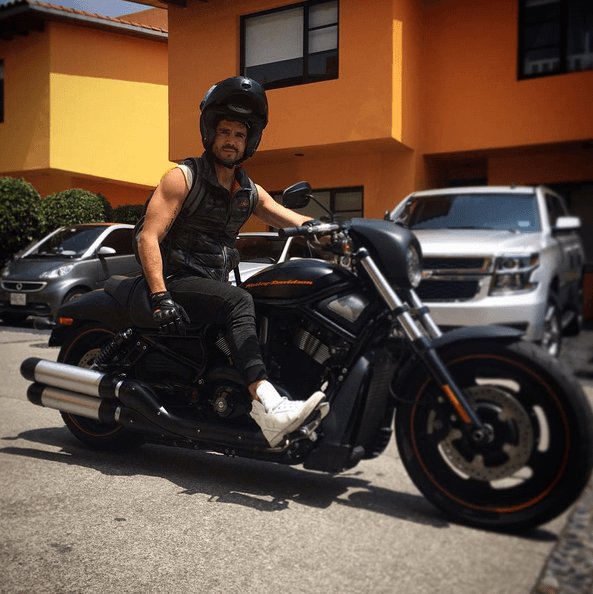 En sus ratos libres es un apasionado de las motos.