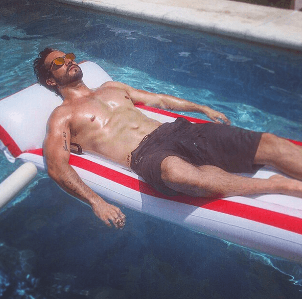 ¡Le encanta tener un bronceado perfecto!