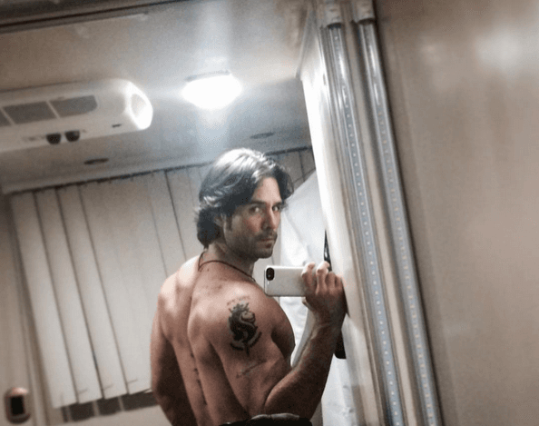 No cabe duda que José Ron derrite las redes sociales.