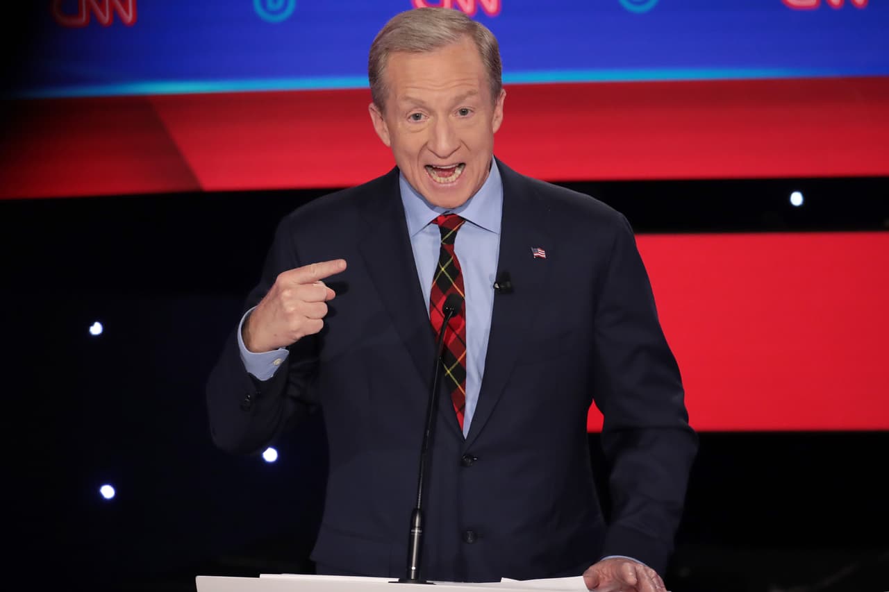 En un momento del debate, el empresario Steyer expresó: "Si hay algo que no permitiré es que alguien corra por el campo y le dé una patada en la cara a mi compañero de equipo, y eso es exactamente lo que he visto en los últimos siete años, viajando por este país, viendo a estos republicanos, dirigidos por el Sr. Trump, básicamente dándole una patada en la cara al pueblo estadounidense".