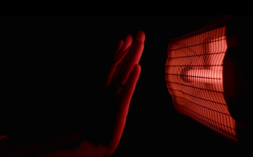 <h2 class="cms-H2-H2"> Recomendaciones para calentadores portátiles</h2>
<br>· Usar un calefactor portátil lo más moderno posible que tenga 
<b>sensores para apagarse en caso de que se caiga</b>.
<br>
<br>· 
<b>Colocar el calentador eléctrico en un lugar con suficiente espacio</b>, manteniendo a los niños, mascotas y cosas que puedan quemarse (papeles, fósforos, lencería de cama, muebles, ropa, alfombras y mantas) 
<b>por lo menos a 3 pies de distancia </b>del equipo de calefacción.
<br>
<br>· 
<b>Poner el calentador portátil en una superficie firme, bien nivelada</b> (que no pueda caerse) 
<b>y que no sea inflamable</b> (como pisos de cerámica), no sobre una cobija, alfombras o cerca de la lencería de cama o cortinas.
<br>
<br>· 
<b>Enchufar el cable del calentador eléctrico directamente a la pared </b>(nunca en un cable de extensión.)
<br>
<br>· 
<b>Apagar los calefactores portátiles</b> cada vez que salga de la sala o cuando se vaya a dormir.
<br>
<br>