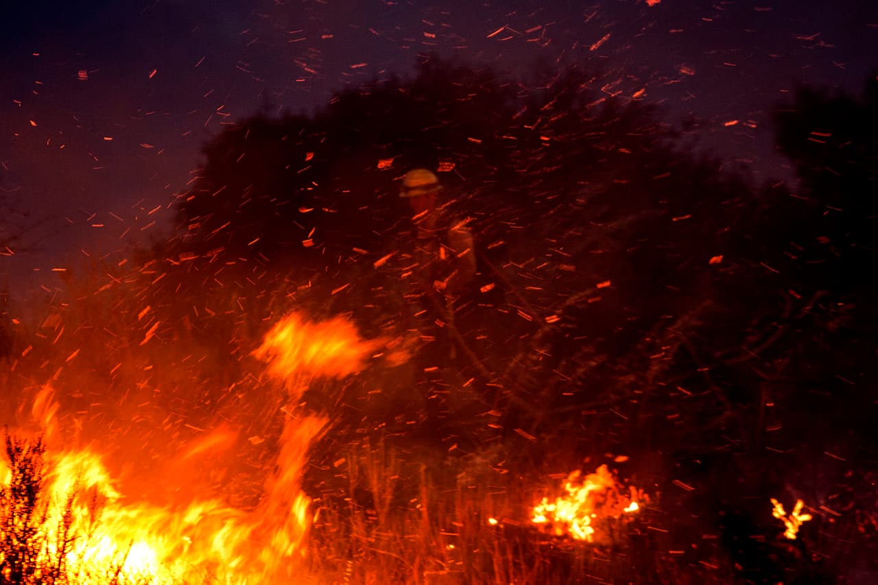 Se ha abierto un
<b> Centro de Evacuación en Beaumont High School,</b> 39139 Cherry Valley Boulevard, Beaumont CA, según el 
<a href="http://www.rvcfire.org/_Layouts/Incident%20Information/IncidentInfoDetail.aspx?4558" target="_blank">comunicado</a> del Departamento de Bomberos.