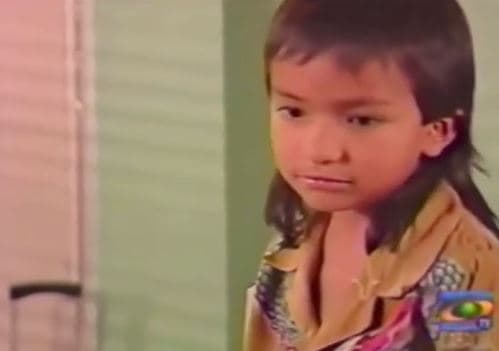 Carlos pasó de ser un niño a todo un joven de 24 años de edad que continúa desarrollándose como actor.