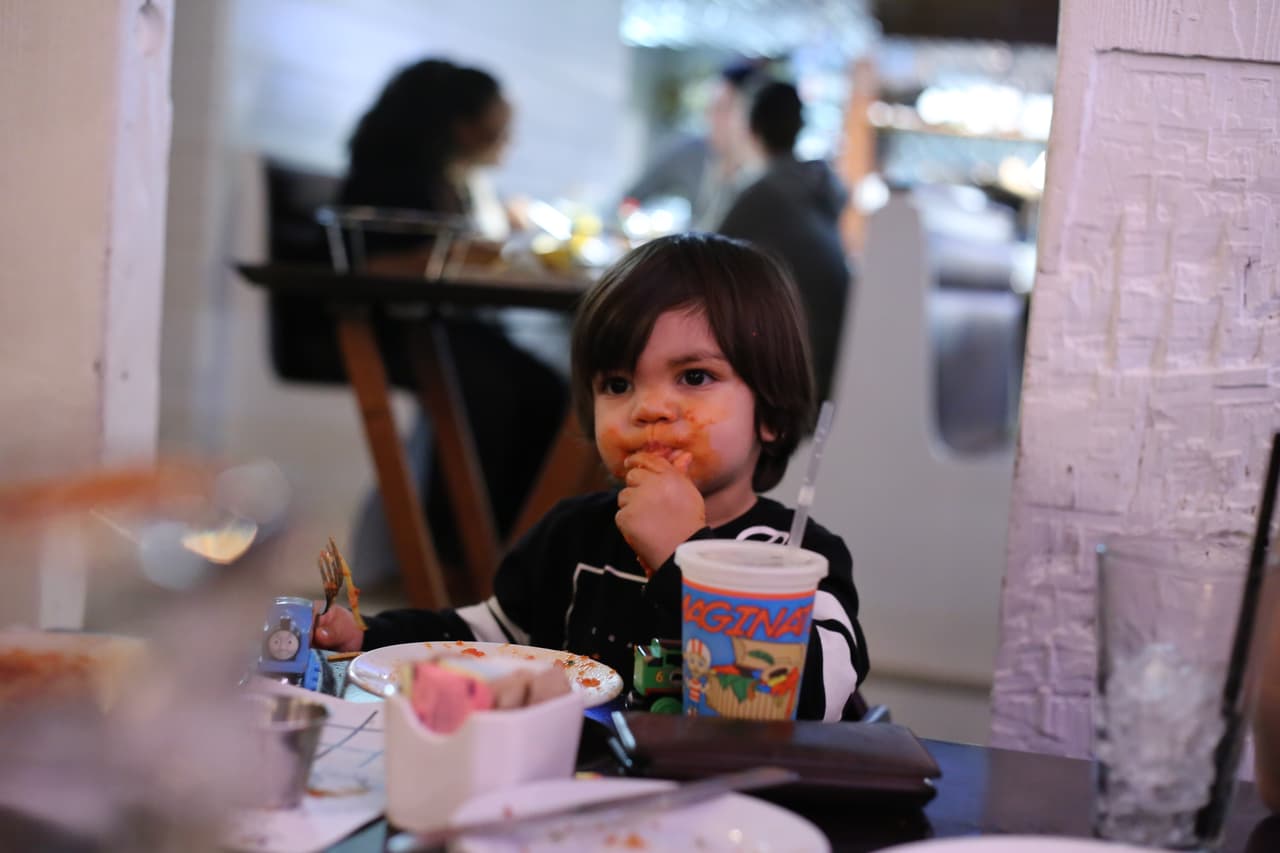Matteo ya es un niño muy independiente para comer.