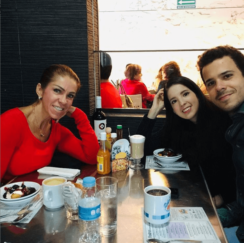 "Siento que (la muerte) forma parte de la vida", reflexionó, "yo
<b><a href="https://www.univision.com/famosos/rocio-sanchez-azuara-agradece-el-apoyo-para-su-hija-que-esta-grave-y-dice-que-tiene-muchas-ganas-de-vivir-video" target="_blank">estoy preparada para la muerte</a> </b>desde hace muchos años, y bueno, el proceso de Daniela fue algo que viví durante mucho tiempo, y la verdad es que cuando llega es algo muy fuerte".