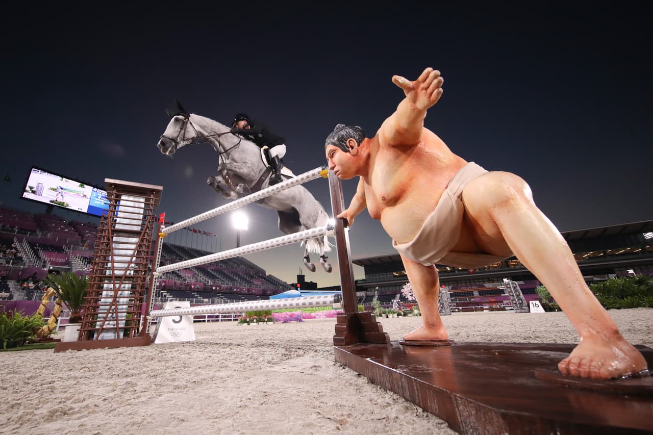 <b>Pueden ser los juegos más costosos de la historia</b>
<br>
<br>Según la revista Forbes, la cantidad de dinero invertida en los juegos de Tokio 
<a href="https://www.forbes.com/sites/niallmccarthy/2021/07/21/the-massive-costs-behind-the-olympic-games-infographic/?sh=13bb6da846b0"><u>superó los 28,000 millones de dólares, una cifra récord</u></a>. Mantener el nombre ‘Tokio 2020’ y no cambiarlo a ‘Tokio 2021’ fue una medida para no aumentar los costos, sin embargo, el aplazamiento de la fecha y los controles sobre el covid-19 aumentaron el gasto en unos 2,800 millones de dólares.
<br>
<br>El astronómico presupuesto de Tokio casi duplica el costo de Londres 2012 (ahora en segundo lugar): unos 15,000 millones de dólares. 
<br>