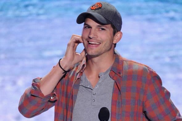 Ashton Kutcher muy comprometido con el cambio de pañales