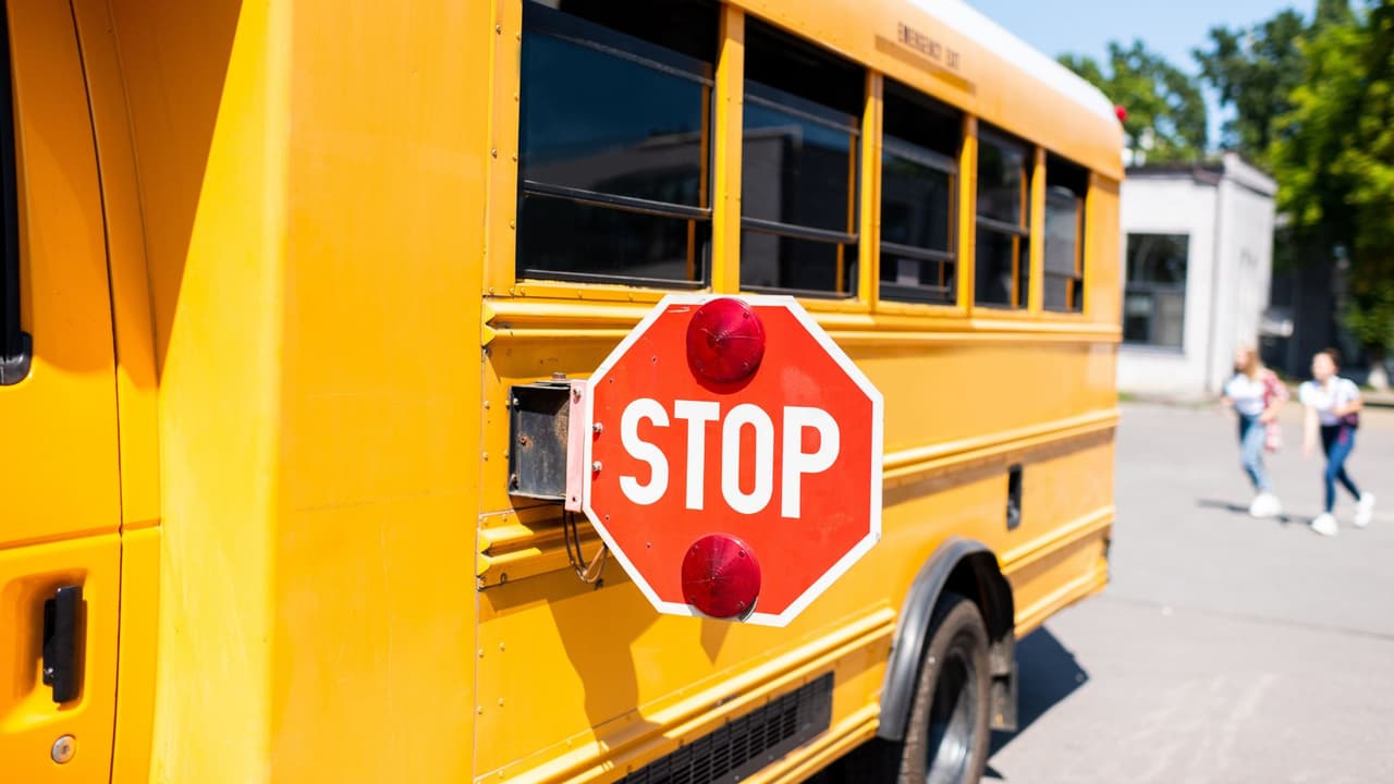 <h3 class="cms-H3-H3">Cómo deben reaccionar los conductores </h3>
<br>Aquí no hay excusas. 
<b>Cuando un autobús escolar en Texas enciende las luces rojas intermitentes y despliega el letrero de STOP, la orden es clara: alto total. </b>Si vas en cualquier dirección, debes frenar. 
<br>Solo hay una excepción: 
<b>en carreteras divididas por camellón o barrera física, si el autobús está en el otro lado.</b> 
<br>Las multas son severas: 
<b>entre $500 y $1,250 la primera vez. Si reincides, puede llegar a $2,000 y hasta perder la licencia por seis meses. </b>
<br>Y si un conductor causa lesiones graves, 
<b>la sanción sube a delito mayor.</b>