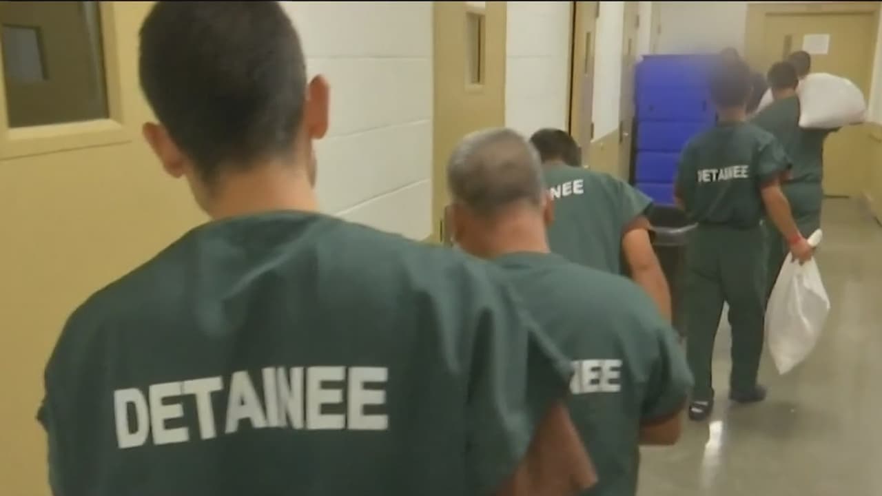 “Ellos tienen todo el poder de dejarlos libres y no lo hacen”, dice hermana de inmigrante muerto en cárcel de ICE por covid-19