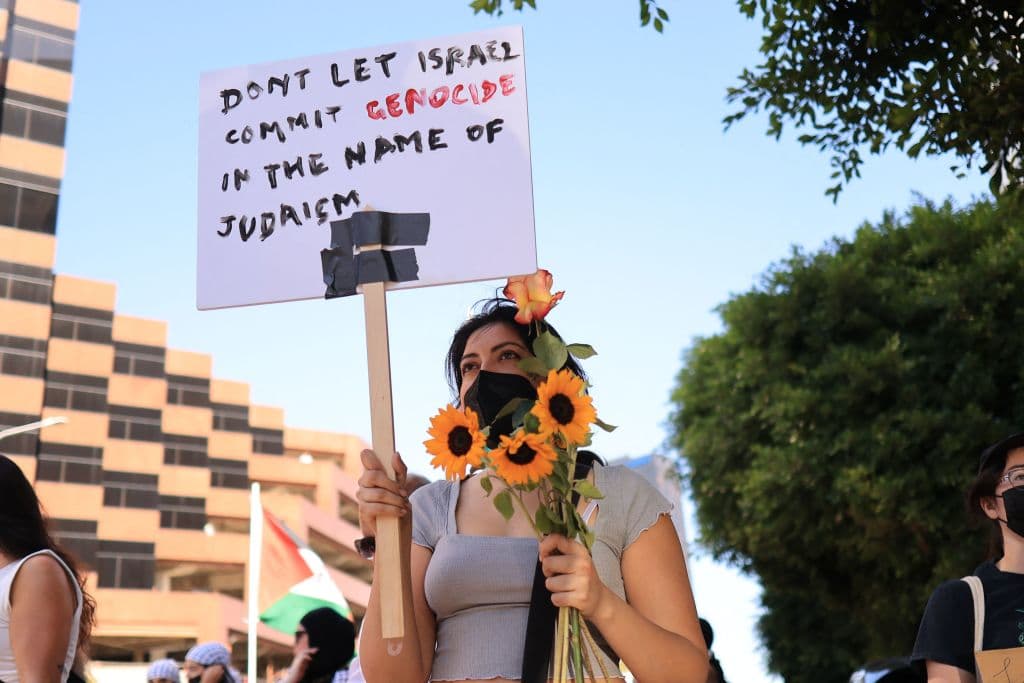 "No permitan que Israel cometa genocidio en nombre del judaísmo", lee en español la pancarta que llevó esta manifestante al evento convocado por el Movimiento Juvenil Palestino. En medio de la guerra de Israel con Hamas, pidieron la liberación de Palestina.